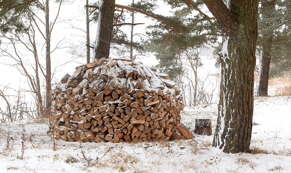 Fendre et scier le bois pour se chauffer avec un matériel adapté